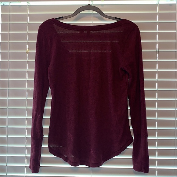 NEVER WORN UO LONG SLEEVE - Picture 4 of 6